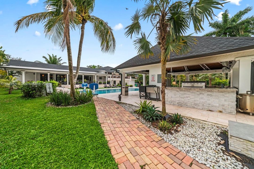 For Rent: $16,500 (5 beds, 6 baths, 3996 Square Feet)