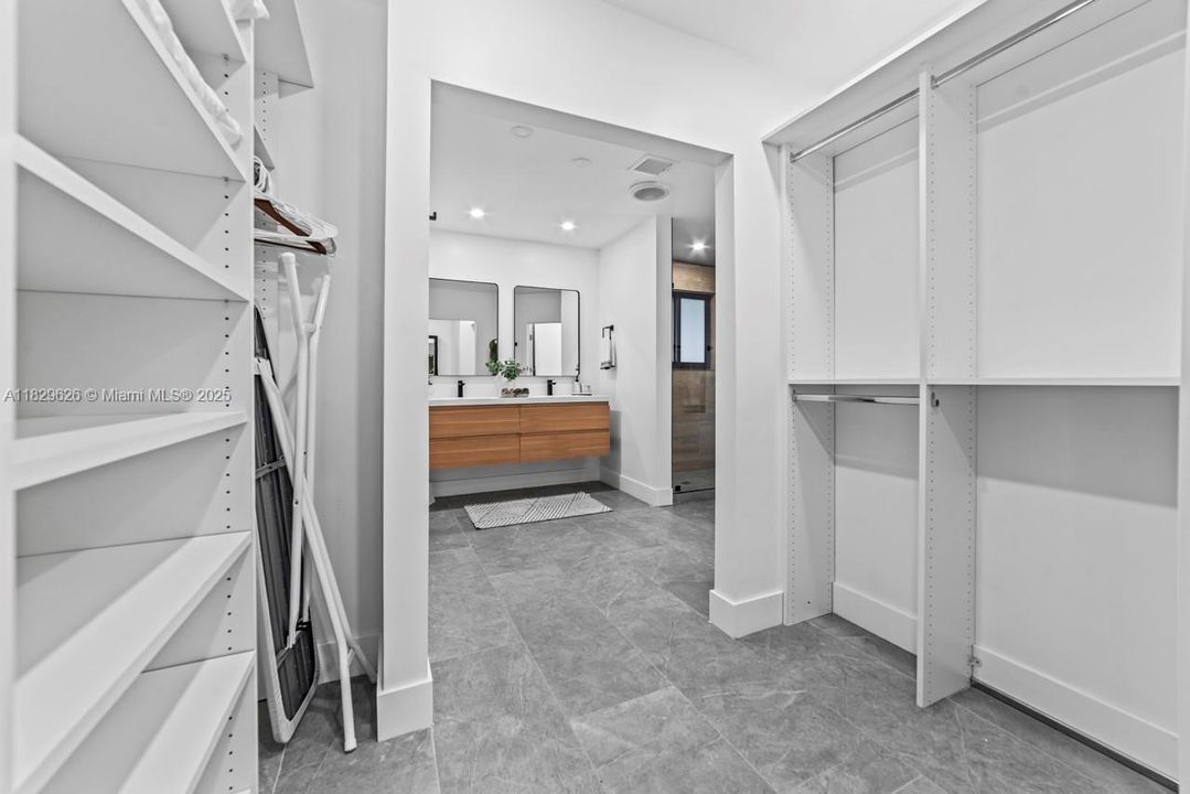 For Rent: $16,500 (5 beds, 6 baths, 3996 Square Feet)