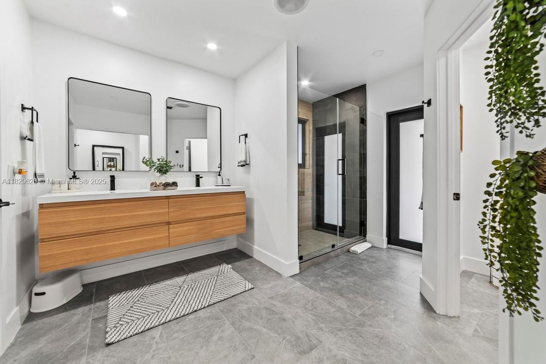 For Rent: $16,500 (5 beds, 6 baths, 3996 Square Feet)