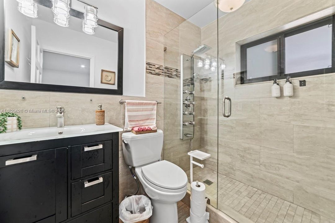 For Rent: $16,500 (5 beds, 6 baths, 3996 Square Feet)