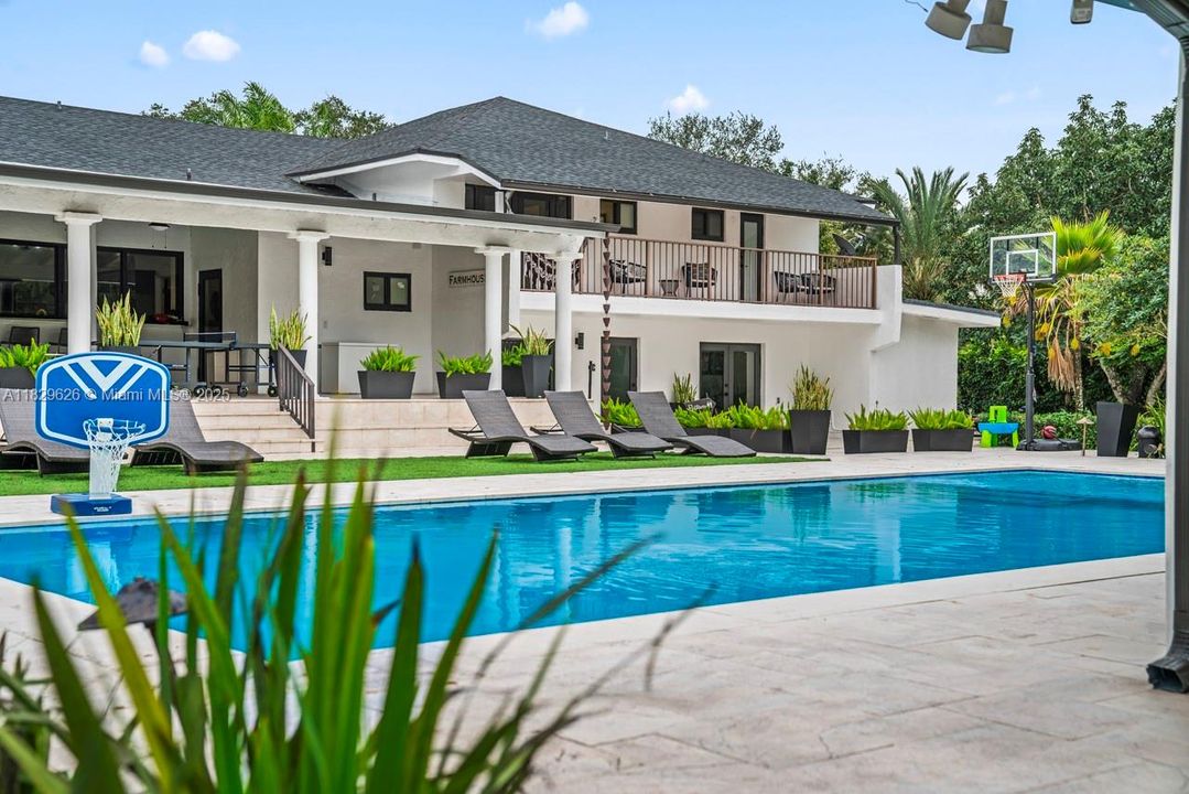 For Rent: $16,500 (5 beds, 6 baths, 3996 Square Feet)