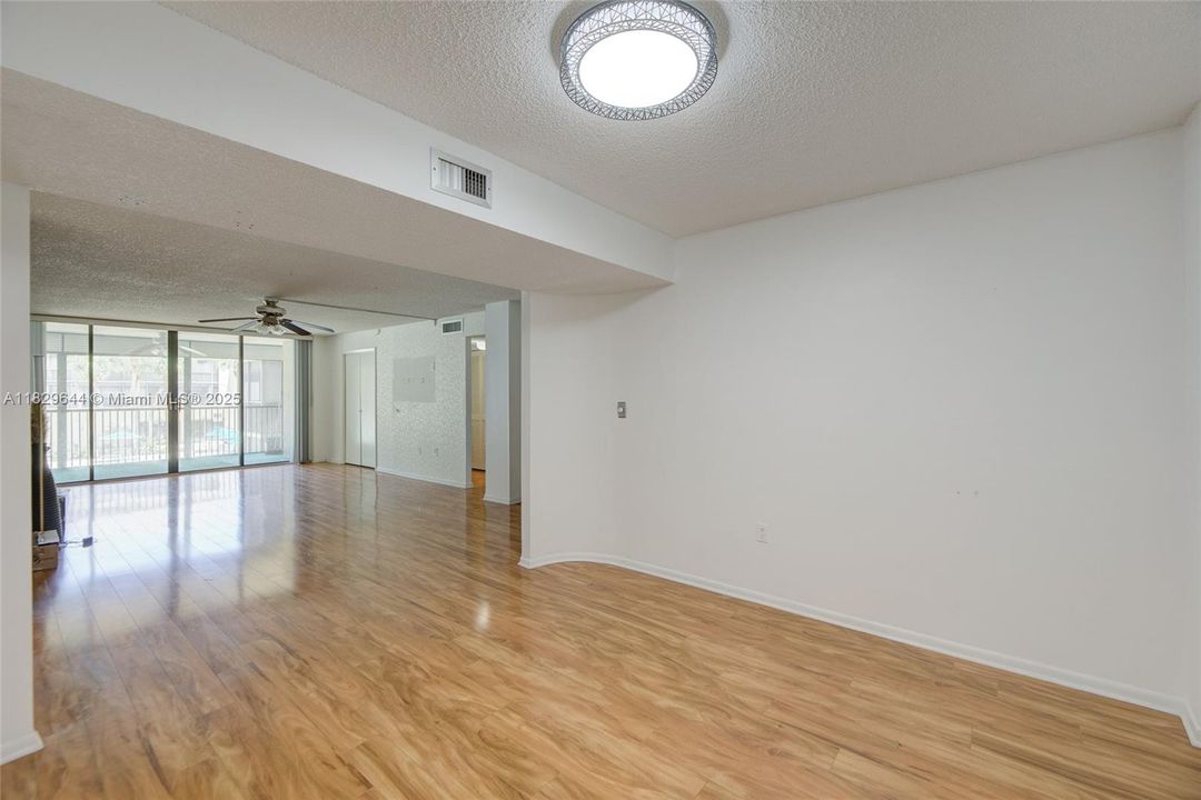 Activo con contrato: $268,000 (2 camas, 2 baños, 1314 Pies cuadrados)