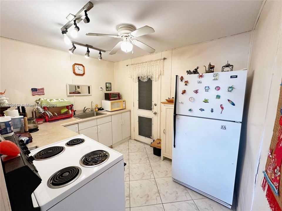 For Sale: $58,900 (1 beds, 1 baths, 883 Square Feet)