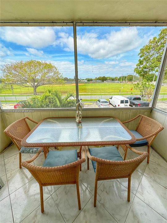 For Sale: $58,900 (1 beds, 1 baths, 883 Square Feet)