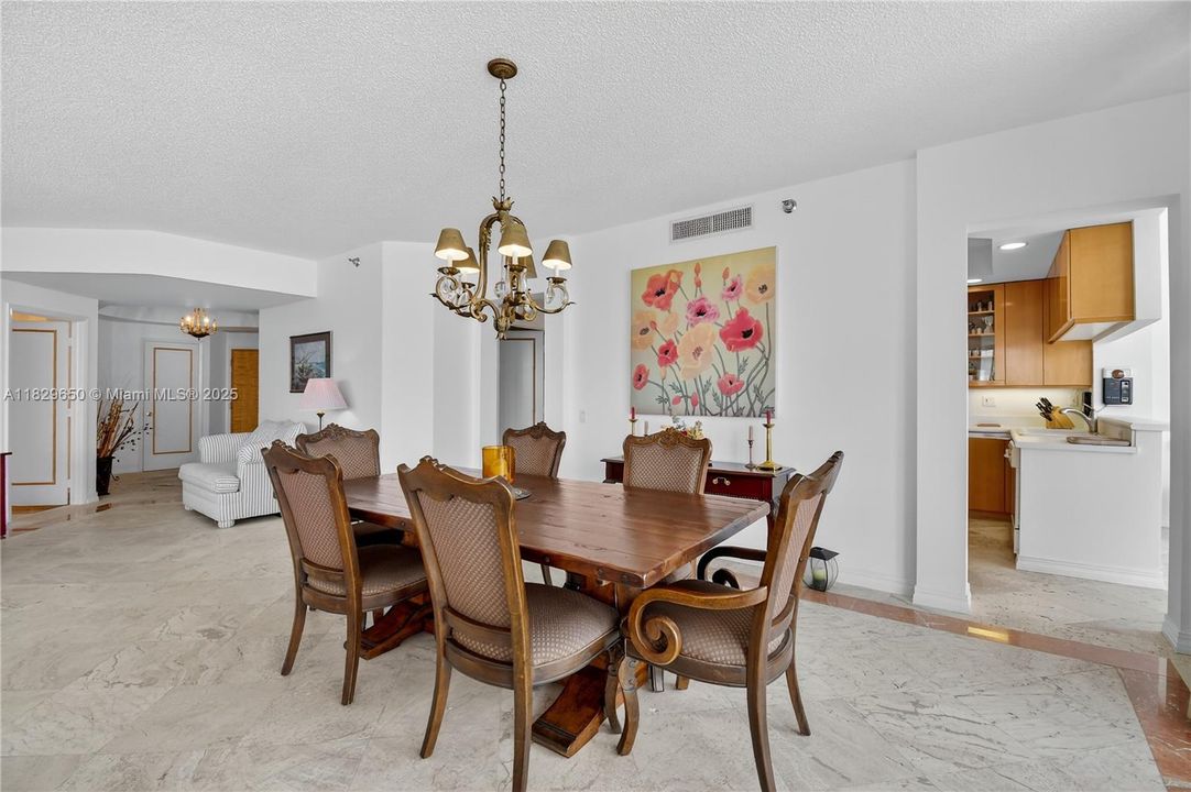 待售: $960,000 (2 贝兹, 2 浴室, 2190 平方英尺)