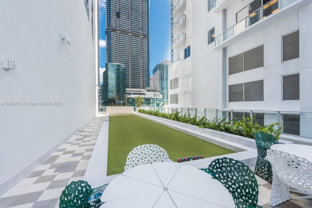 For Sale: $1,099,000 (2 beds, 3 baths, 1283 Square Feet)