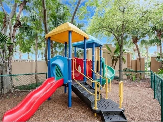 Recently Rented: $3,200 (3 beds, 2 baths, 1350 Square Feet)