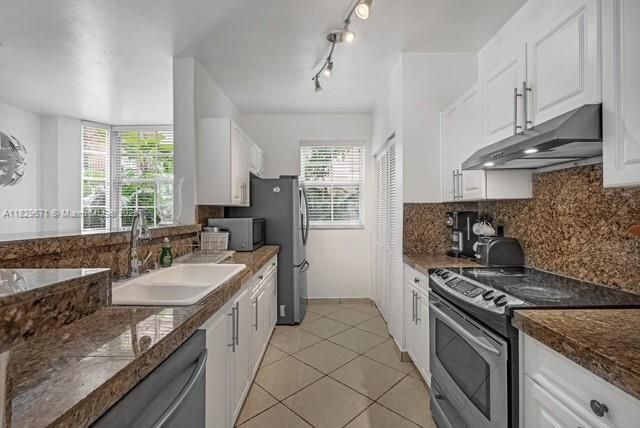 Recently Rented: $3,200 (3 beds, 2 baths, 1350 Square Feet)