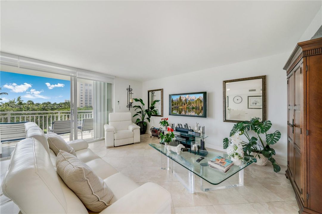 For Sale: $1,675,000 (2 beds, 2 baths, 1496 Square Feet)