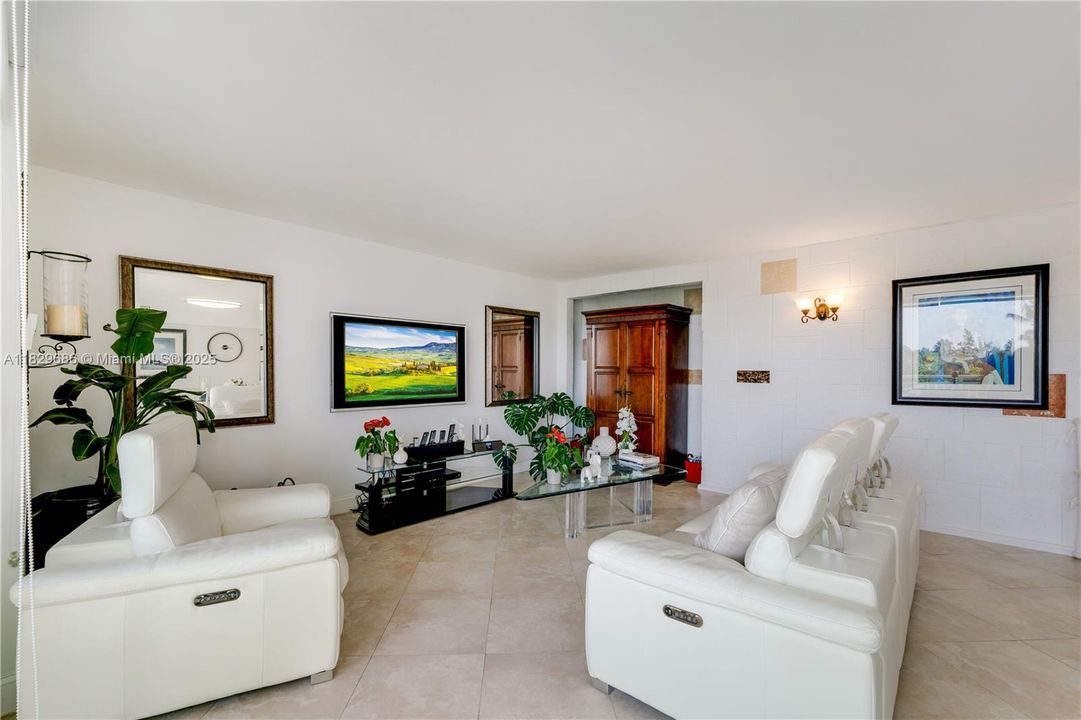 For Sale: $1,675,000 (2 beds, 2 baths, 1496 Square Feet)