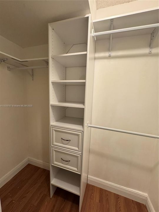 For Sale: $219,500 (1 beds, 1 baths, 846 Square Feet)