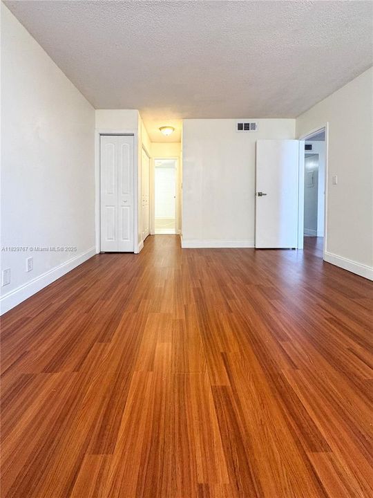For Sale: $219,500 (1 beds, 1 baths, 846 Square Feet)