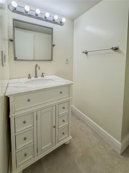 For Sale: $219,500 (1 beds, 1 baths, 846 Square Feet)