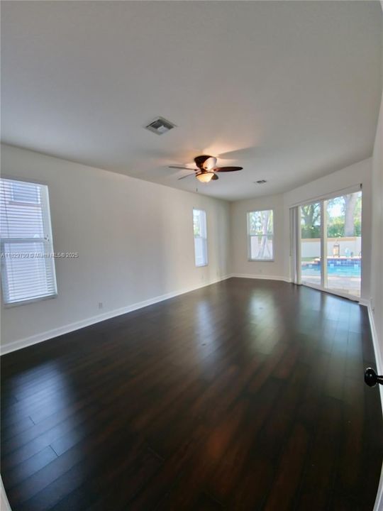 Recently Sold: $785,000 (5 beds, 4 baths, 3381 Square Feet)