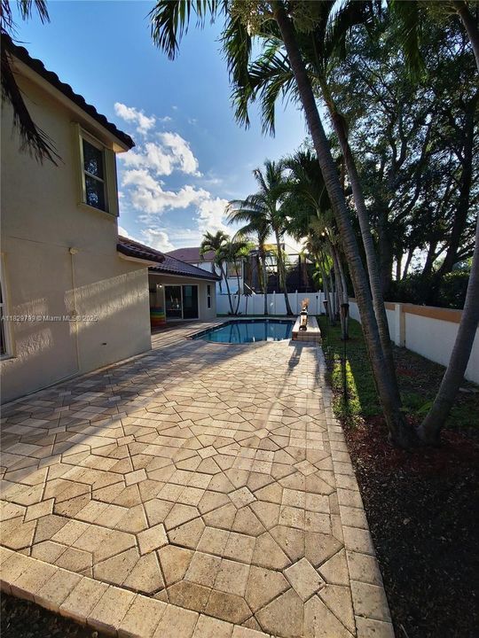 Recently Sold: $785,000 (5 beds, 4 baths, 3381 Square Feet)