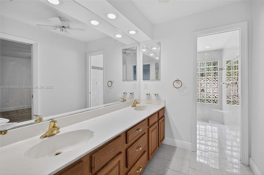 Vendido Recientemente: $725,000 (4 camas, 2 baños, 2153 Pies cuadrados)