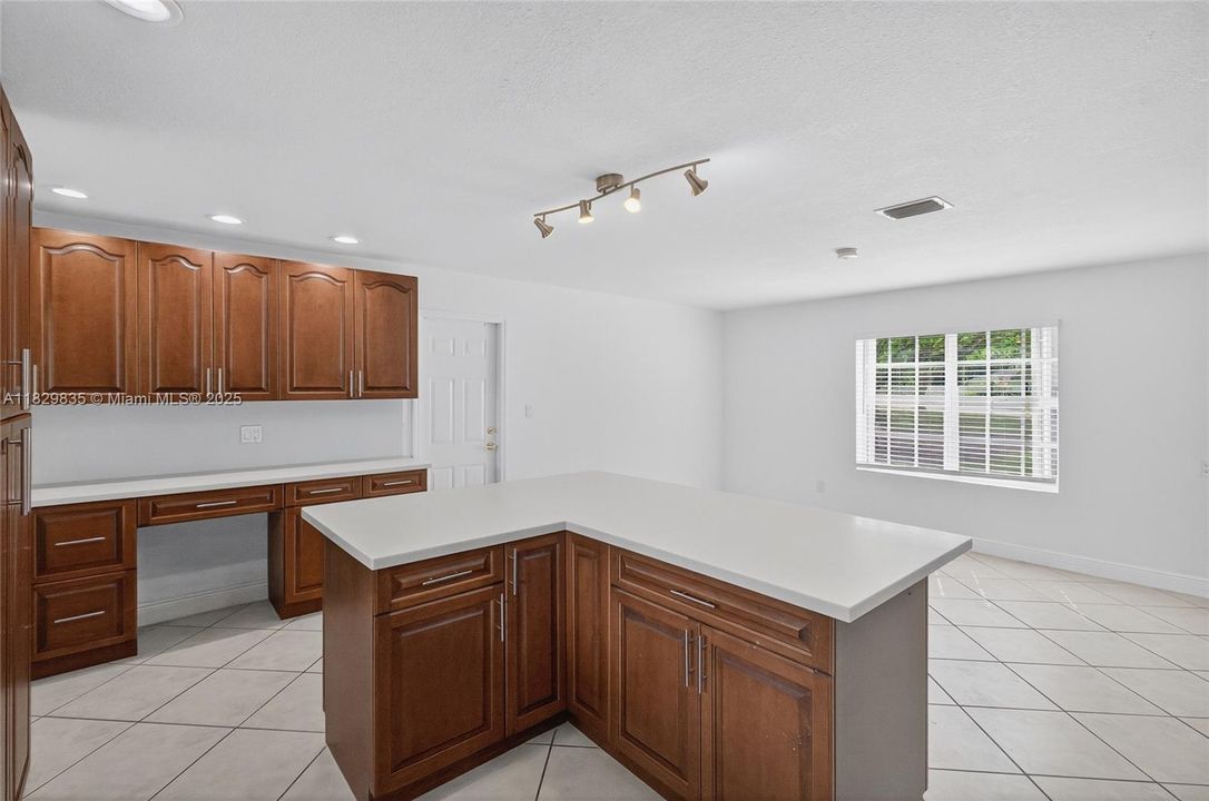 Vendido Recientemente: $725,000 (4 camas, 2 baños, 2153 Pies cuadrados)