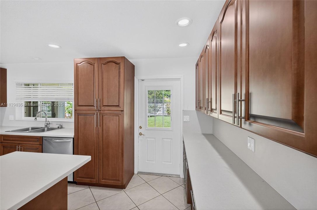 Vendido Recientemente: $725,000 (4 camas, 2 baños, 2153 Pies cuadrados)