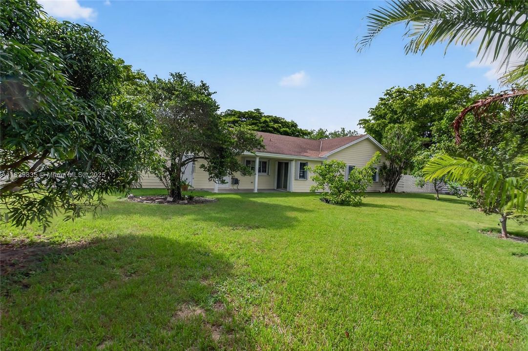 Vendido Recientemente: $725,000 (4 camas, 2 baños, 2153 Pies cuadrados)