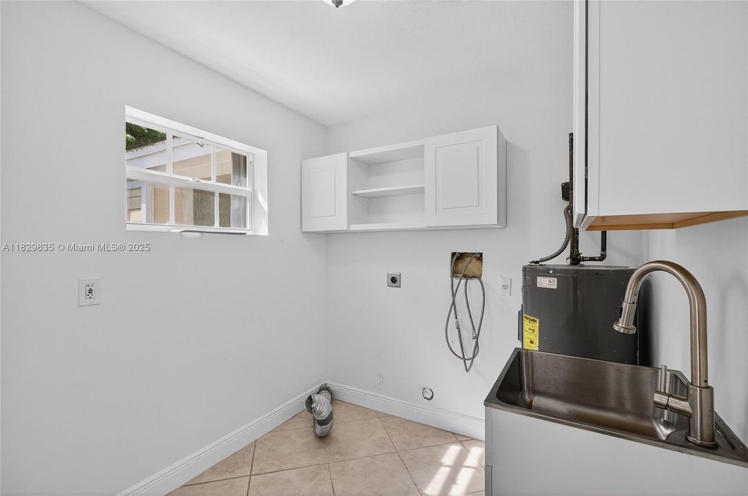 Vendido Recientemente: $725,000 (4 camas, 2 baños, 2153 Pies cuadrados)