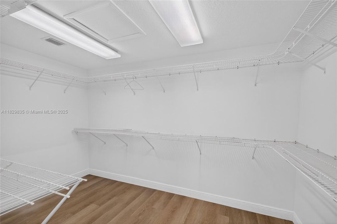 Vendido Recientemente: $725,000 (4 camas, 2 baños, 2153 Pies cuadrados)