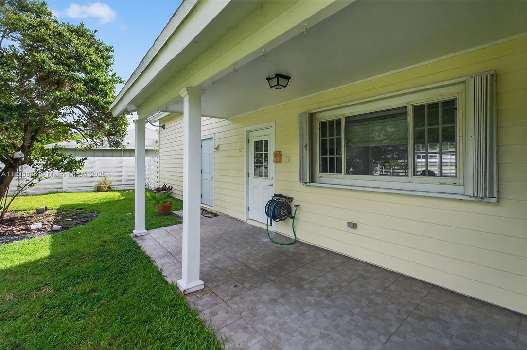 Vendido Recientemente: $725,000 (4 camas, 2 baños, 2153 Pies cuadrados)