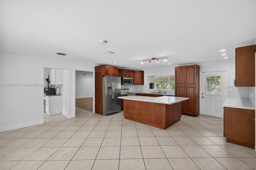 Vendido Recientemente: $725,000 (4 camas, 2 baños, 2153 Pies cuadrados)