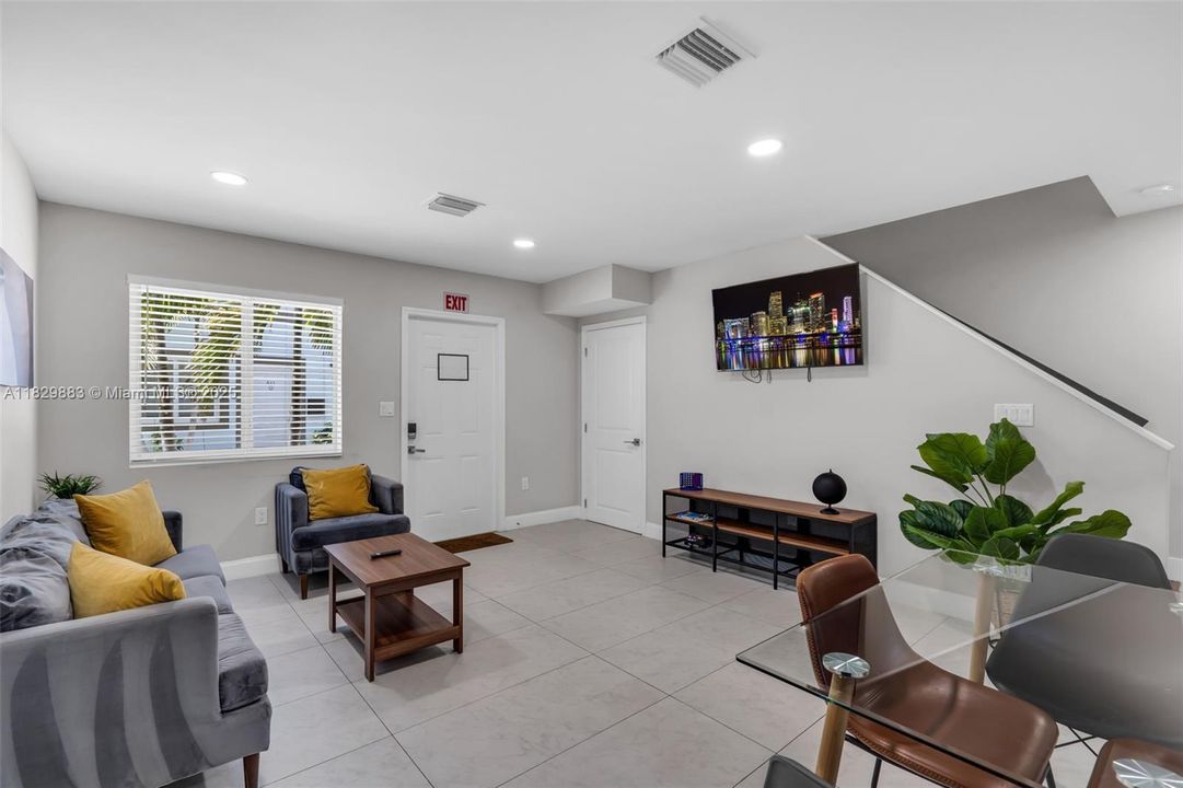 待售: $599,900 (3 贝兹, 2 浴室, 1205 平方英尺)