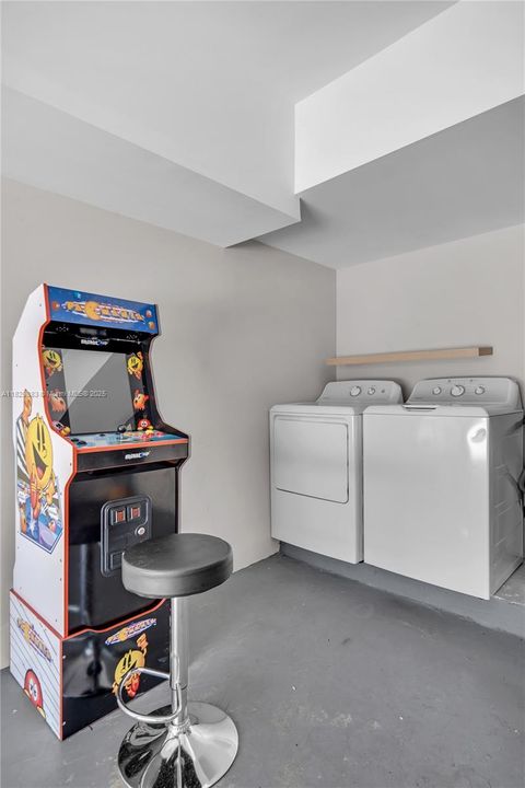 WASHER, DRYER AND PACMAN ARCADE GAME