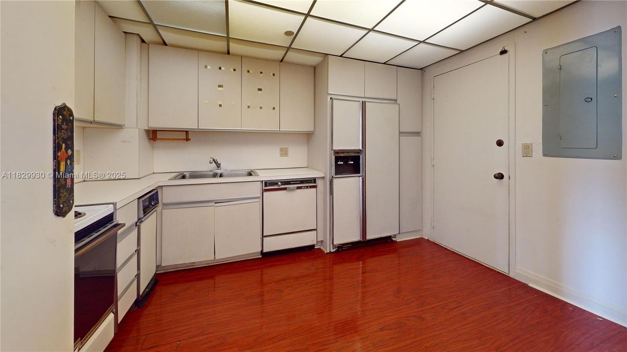 Recently Sold: $355,000 (2 beds, 2 baths, 1638 Square Feet)