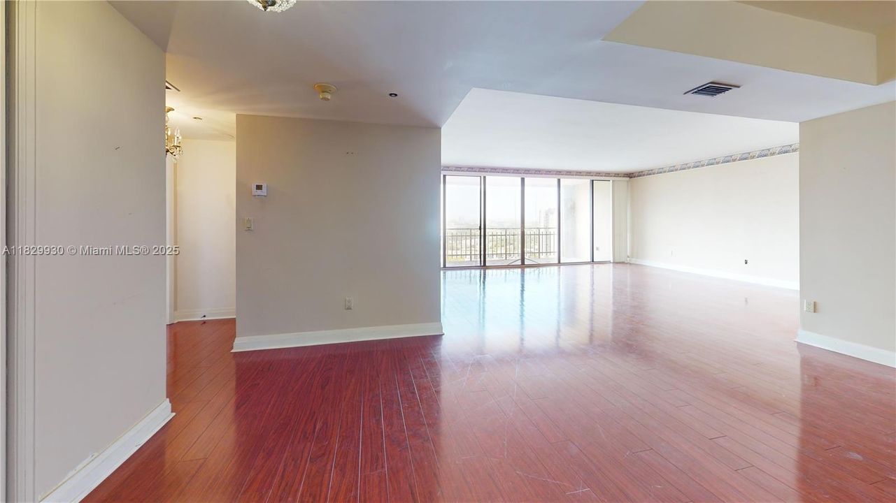 Recently Sold: $355,000 (2 beds, 2 baths, 1638 Square Feet)