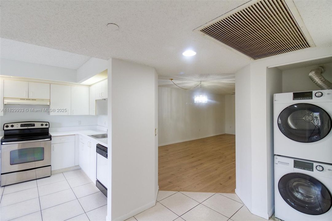 Под контрактом: $200,000 (2 спален, 2 ванн, 1207 Квадратных фут)