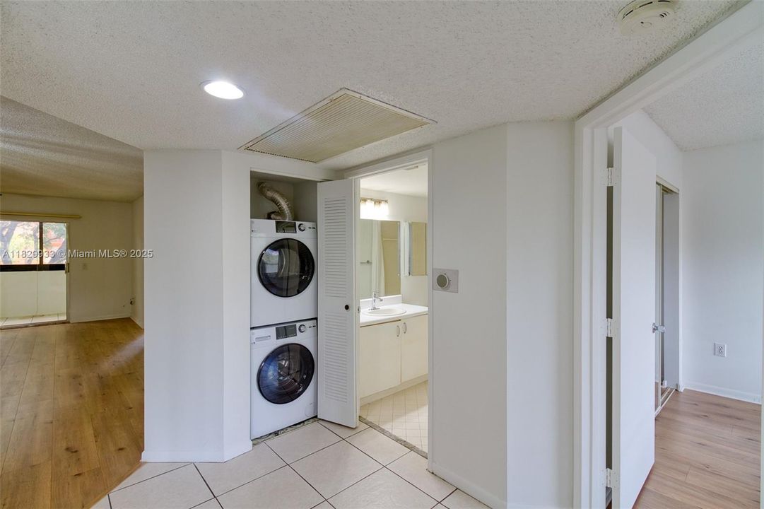 Под контрактом: $200,000 (2 спален, 2 ванн, 1207 Квадратных фут)