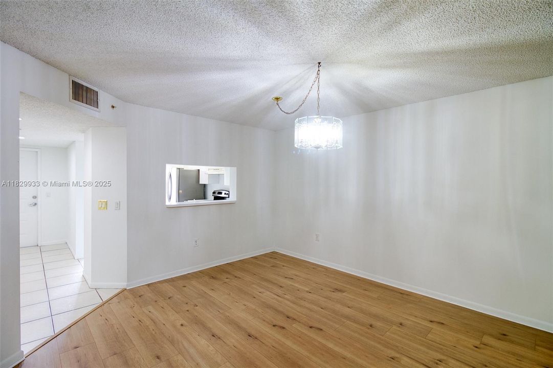 Под контрактом: $200,000 (2 спален, 2 ванн, 1207 Квадратных фут)