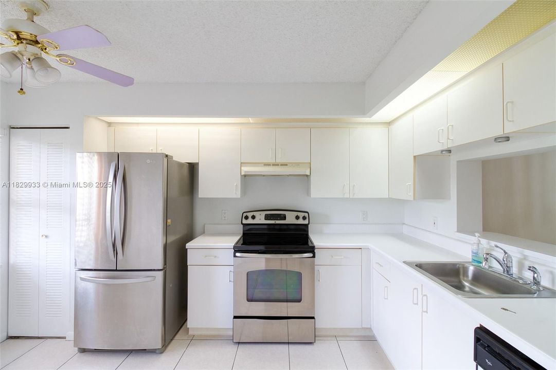 Под контрактом: $200,000 (2 спален, 2 ванн, 1207 Квадратных фут)