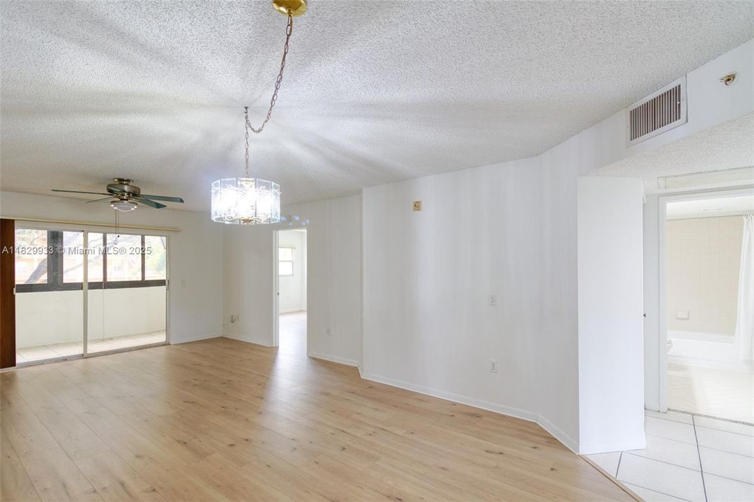 Под контрактом: $200,000 (2 спален, 2 ванн, 1207 Квадратных фут)