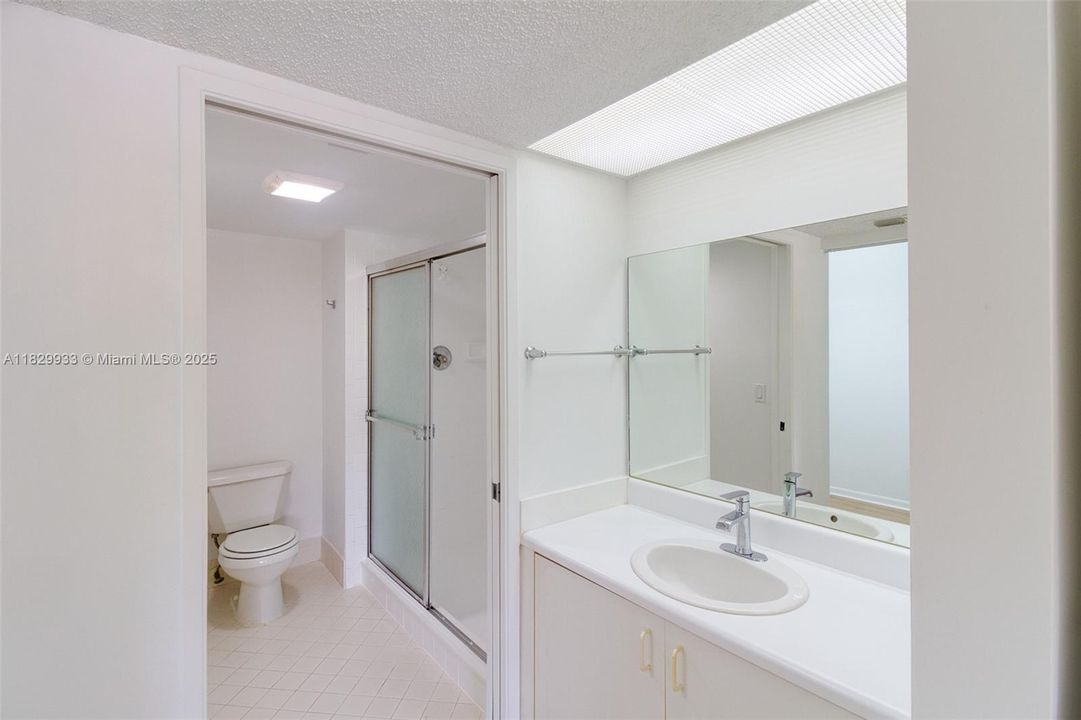 Под контрактом: $200,000 (2 спален, 2 ванн, 1207 Квадратных фут)