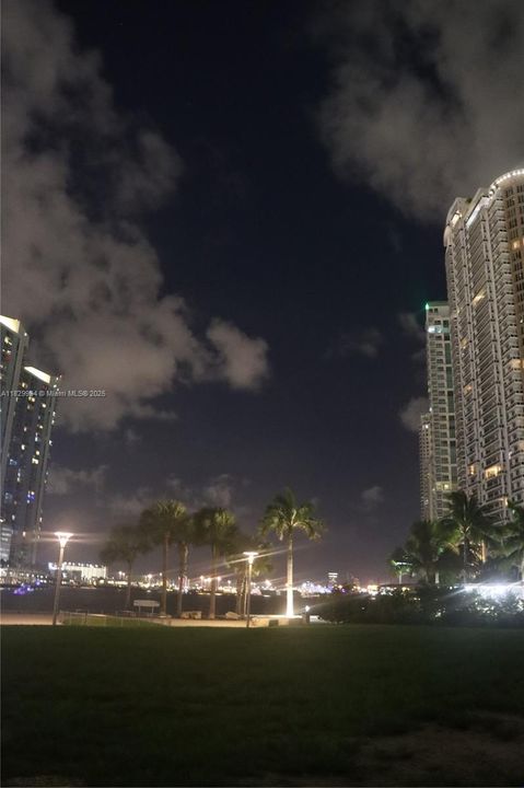 Just steps from Icon Brickell, the historic Miami Circle Park offers riverfront paths and green spaces connecting luxury and lifestyle.