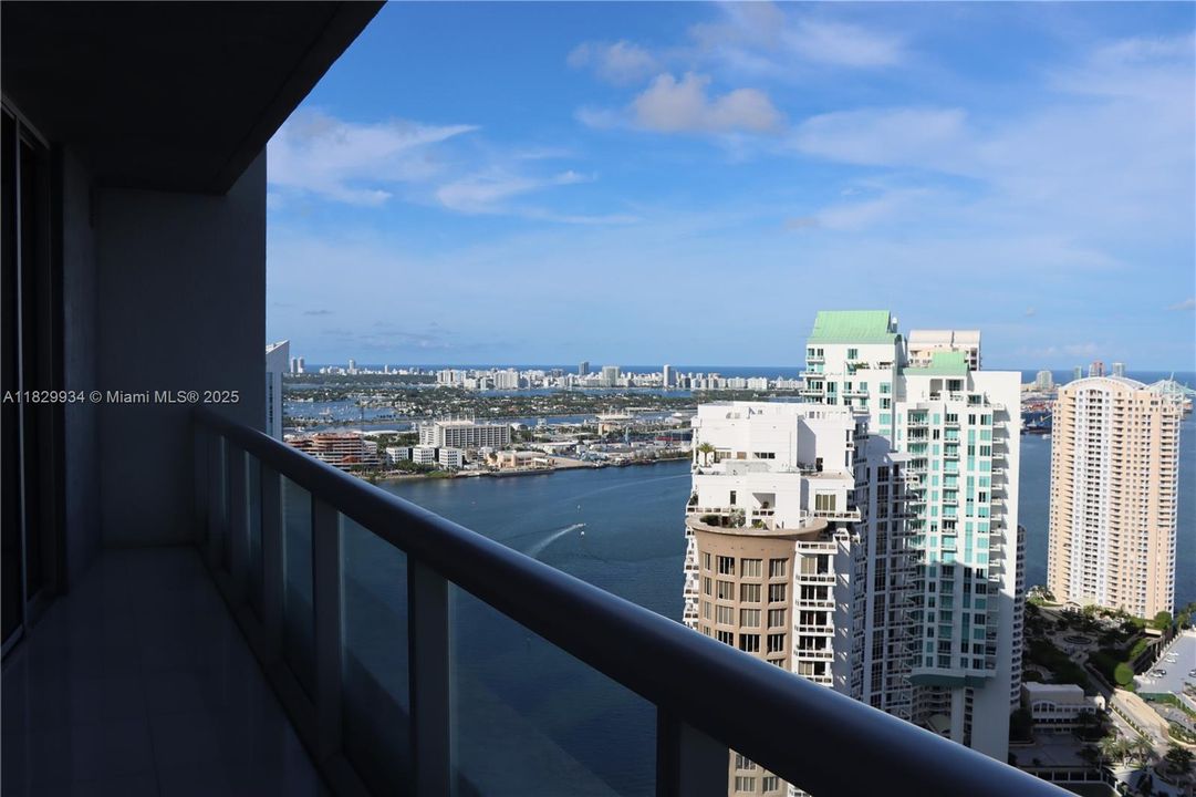 Enjoy sweeping views from the main balcony overlooking Brickell Key, the Port of Miami, and the city lights — perfect for morning coffee or evening relaxation.