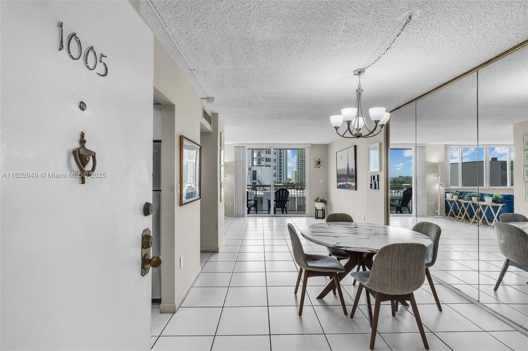 Недавно продано: $399,000 (1 спален, 2 ванн, 890 Квадратных фут)