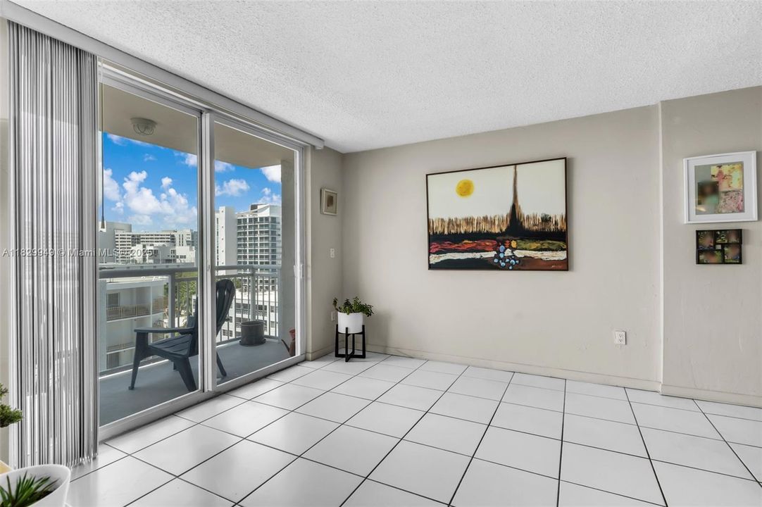 Недавно продано: $399,000 (1 спален, 2 ванн, 890 Квадратных фут)