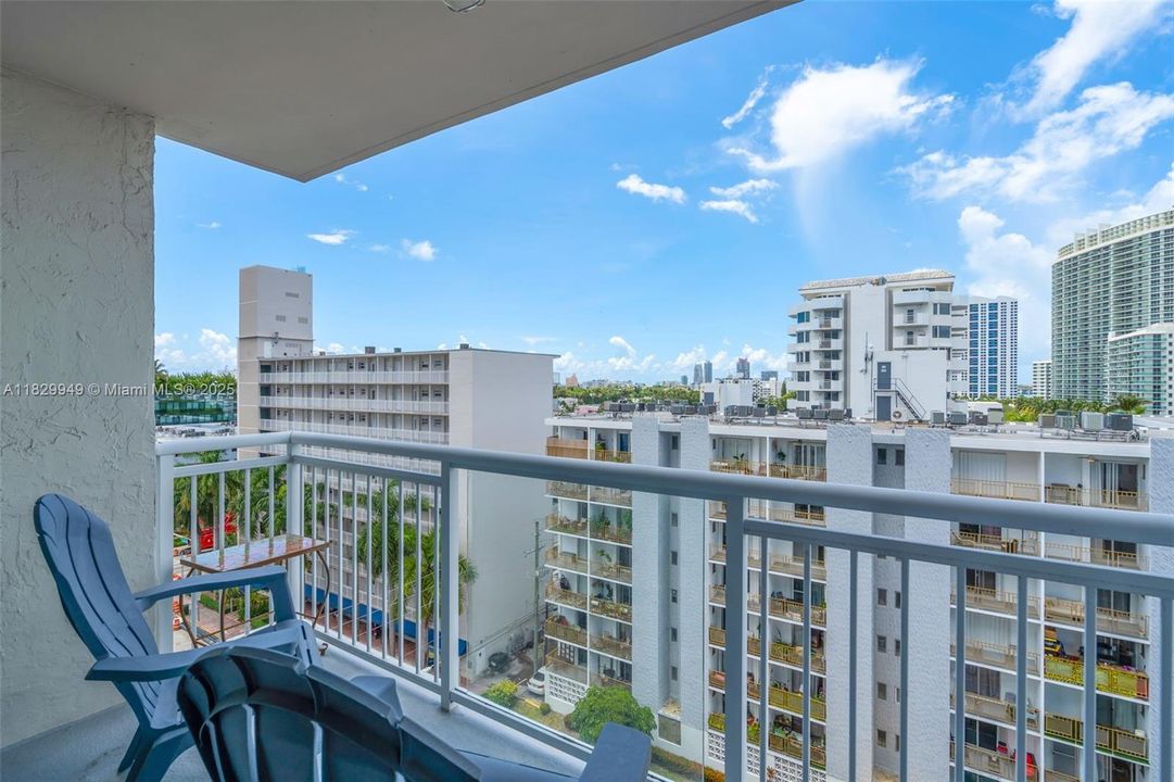 Недавно продано: $399,000 (1 спален, 2 ванн, 890 Квадратных фут)