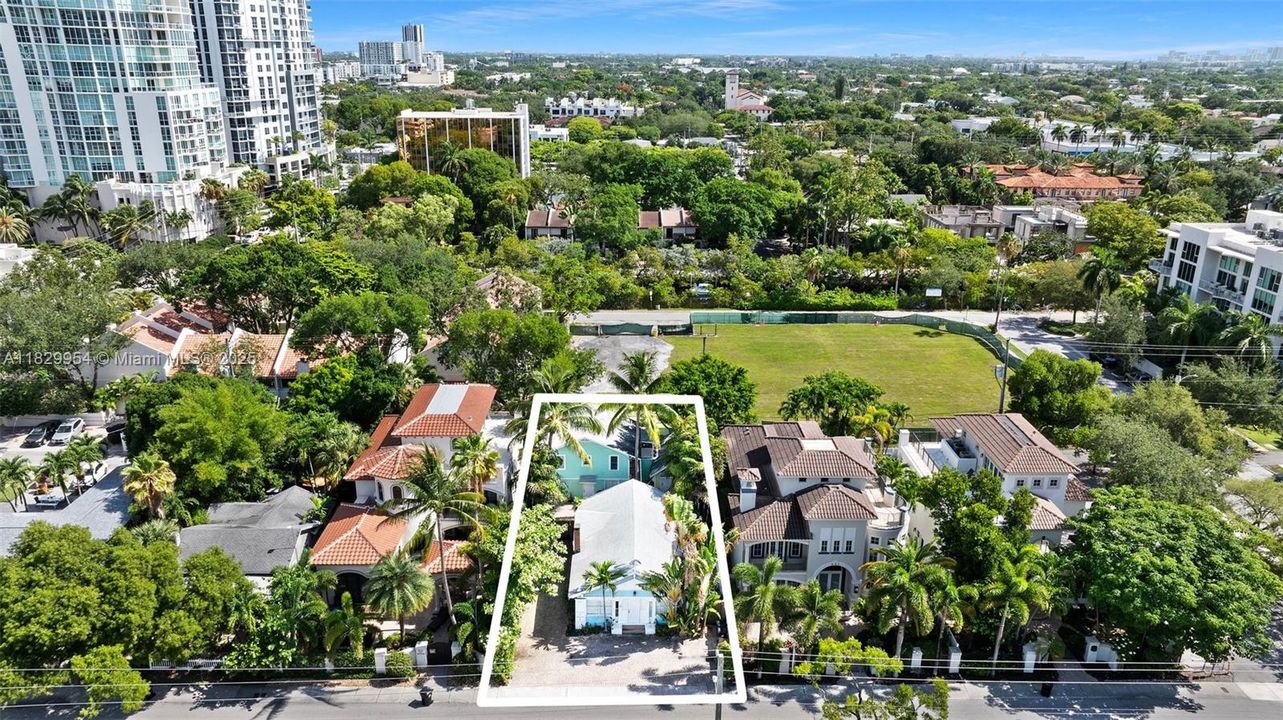 Vendido Recientemente: $1,500,000 (0.13 acres)