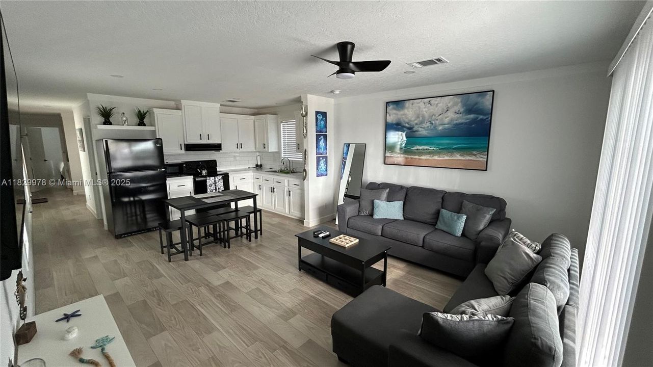 На продажу: $335,000 (2 спален, 2 ванн, 0 Квадратных фут)