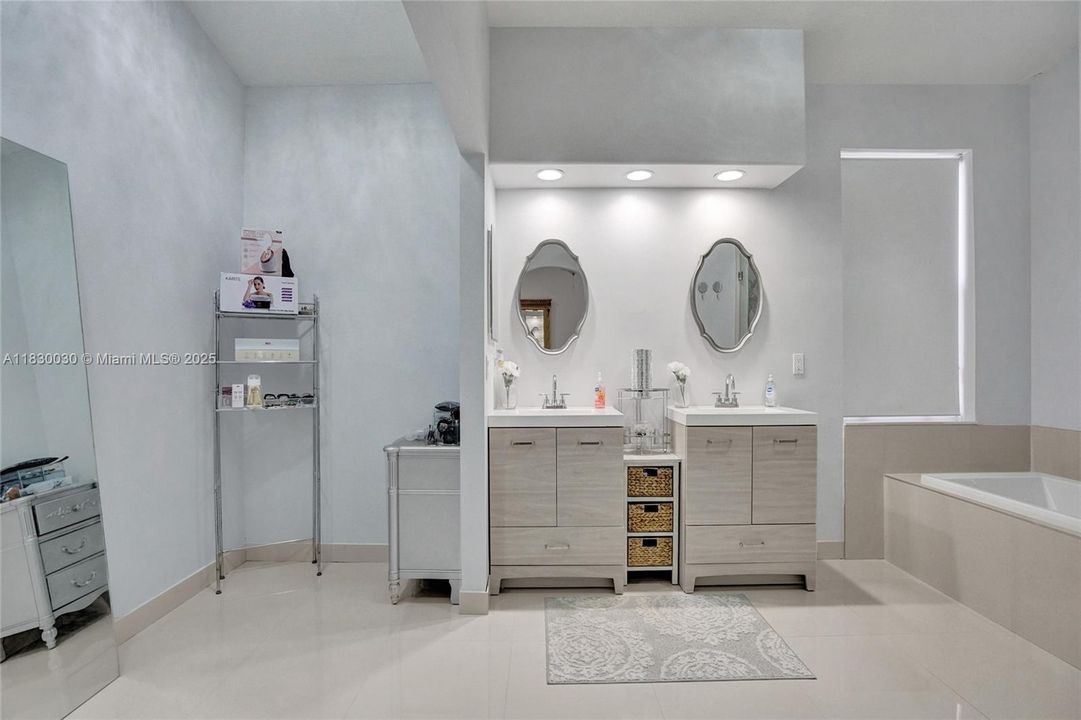 Recently Sold: $1,445,000 (6 beds, 3 baths, 2896 Square Feet)