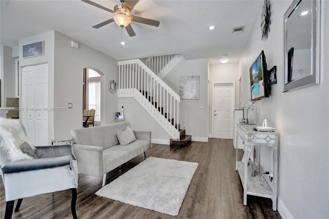 Recently Sold: $1,445,000 (6 beds, 3 baths, 2896 Square Feet)