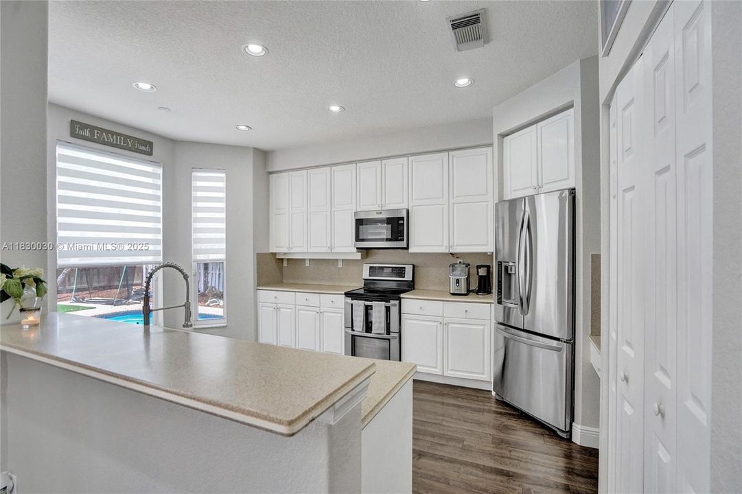 Recently Sold: $1,445,000 (6 beds, 3 baths, 2896 Square Feet)