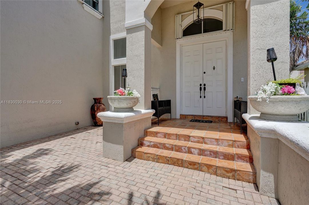 Recently Sold: $1,445,000 (6 beds, 3 baths, 2896 Square Feet)