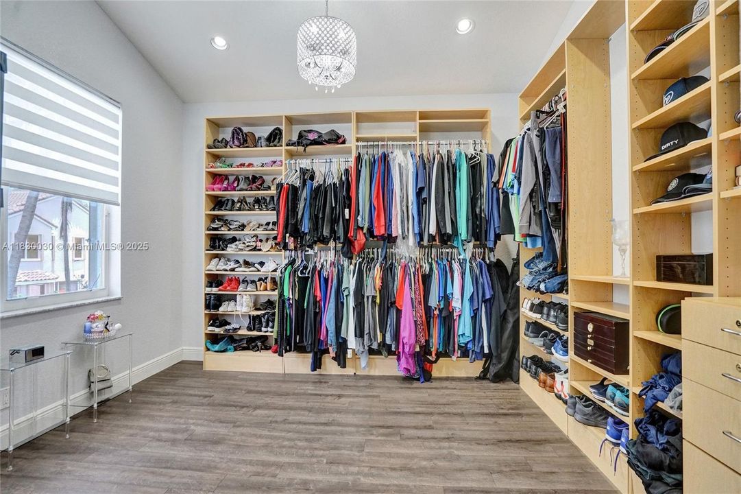 Recently Sold: $1,445,000 (6 beds, 3 baths, 2896 Square Feet)