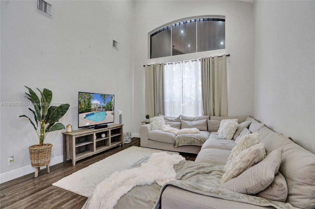 Recently Sold: $1,445,000 (6 beds, 3 baths, 2896 Square Feet)